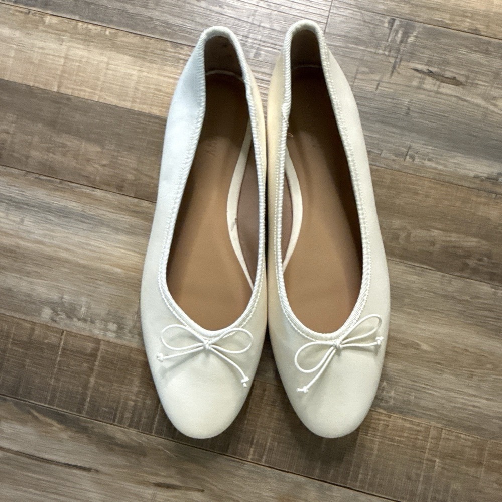 Old Navy Faux leather Cream Ballet Flats New Size 9 Bow Detail